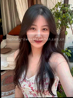 《慢慢亮起来的房间》小说封面，窗边亮着的一盏台灯