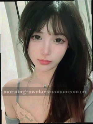 《晚安之前的一杯茶》小说封面，夜间桌上的一杯热茶