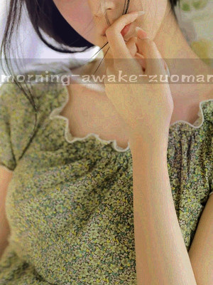 《在满足的醒来的早晨》小说封面，晨光下的窗台与摊开的书页